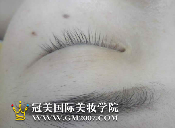 学员嫁接睫毛作品前